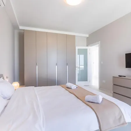 Apartment Unique Penthouse With Private Heated Jacuzzi, Close To Restaurants And Night Life *