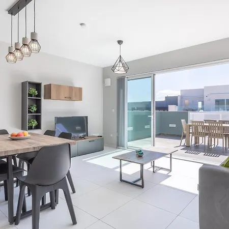 Daire Unique Penthouse With Private Heated Jacuzzi, Close To Restaurants And Night Life Is-Swieqi