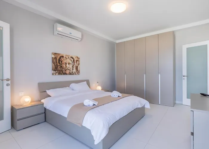 Апартаменты Luxury Penthouse In Swieqi With Heated Jacuzzi By Sf Homes Is-Swieqi